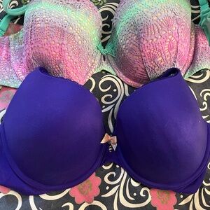 2 barely worn Victoria secret bras